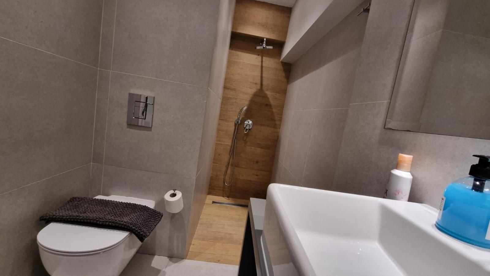 Stylish Near Hilton, Self Check-in! Apartment *
